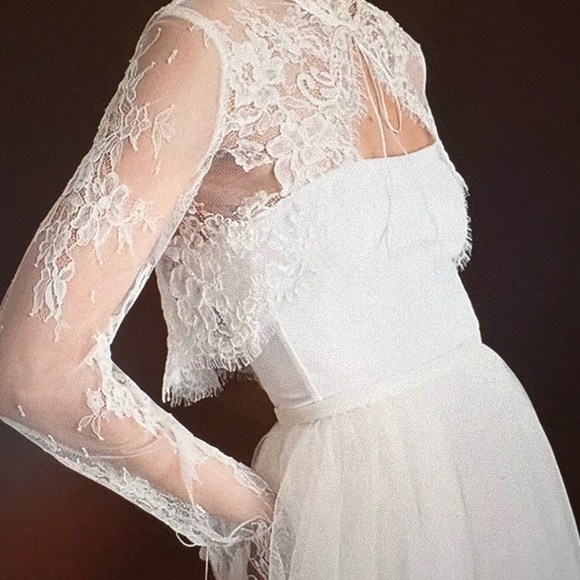 Tops - Elegant Ivory Lace Dress topper